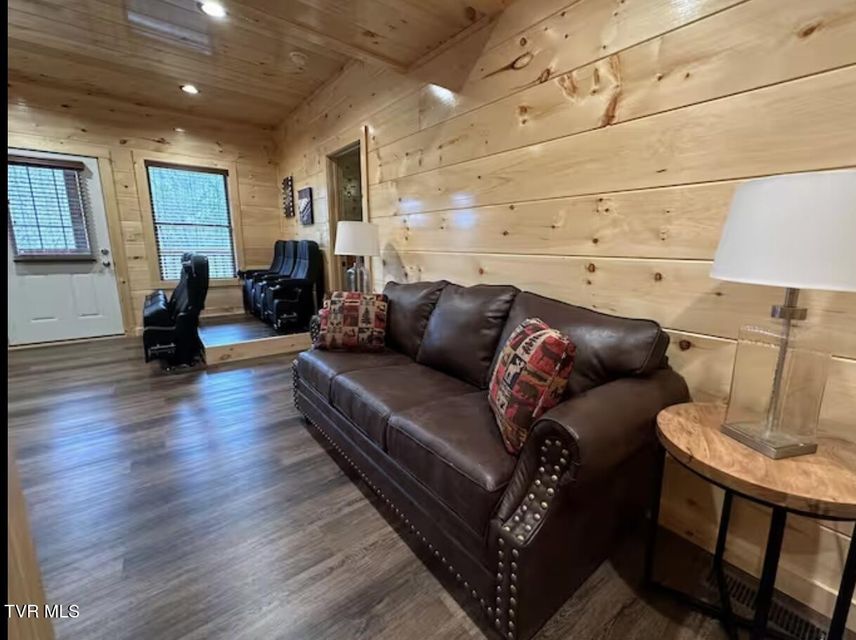 Photo #39: 821 String Run Way