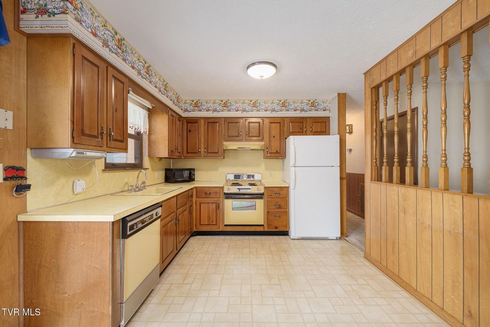 Photo #33: 536 Mayfield Avenue