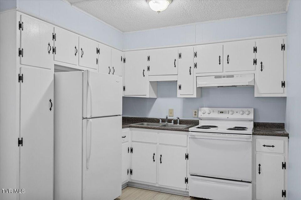 Photo #34: 1740 Bonham Road