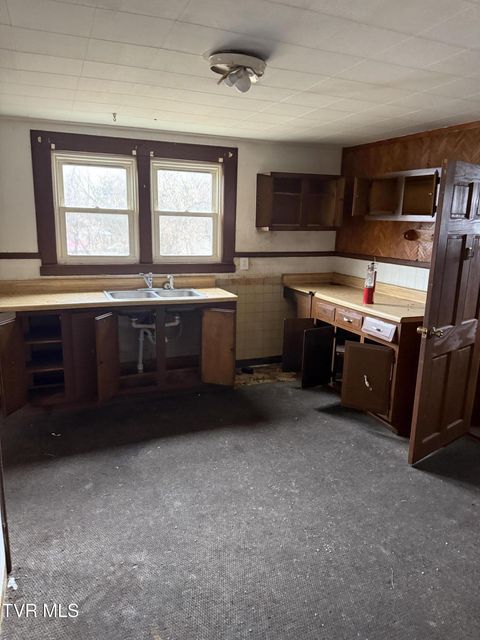 Photo #3: 907 Hopson Street 