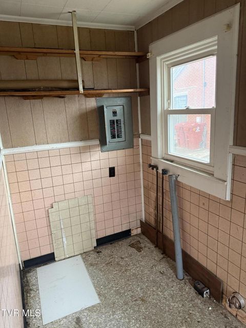 Photo #4: 907 Hopson Street 