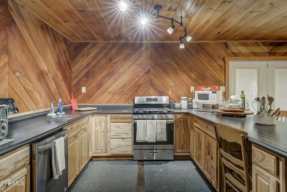 Photo #59: 185 Deer Tracks Circle