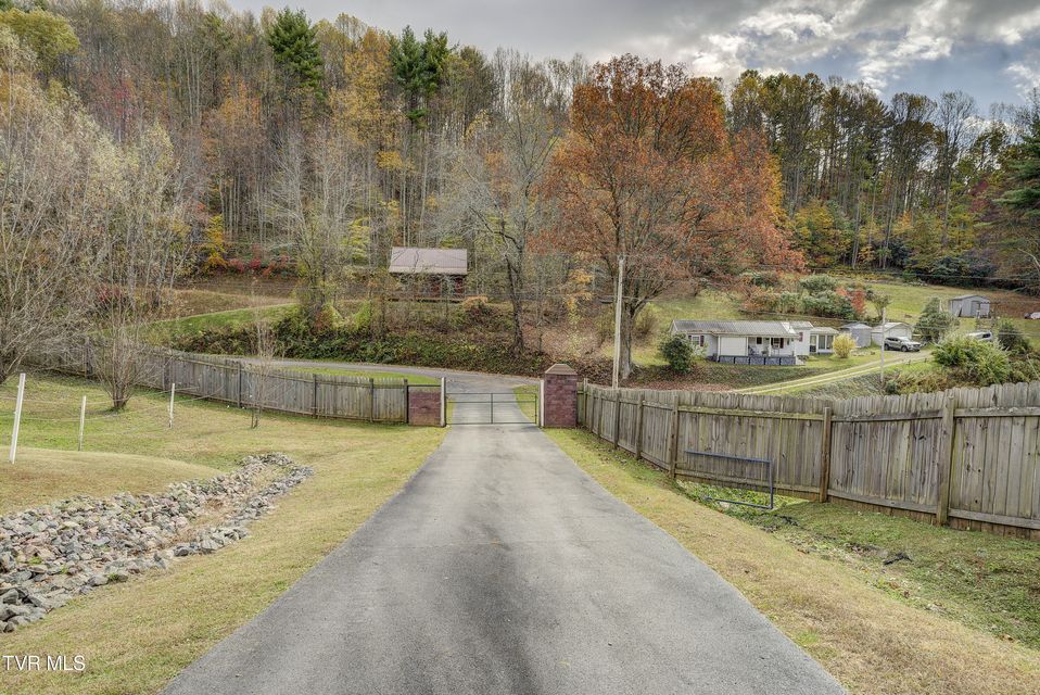 Photo #94: 185 Deer Tracks Circle