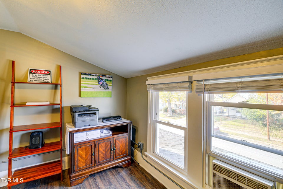 Photo #43: 909 Poplar Street