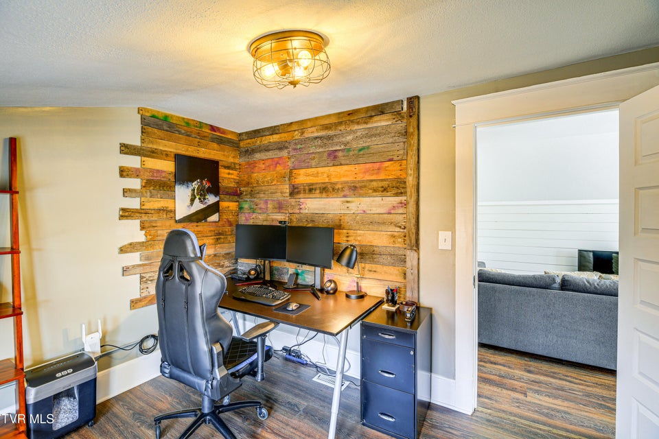 Photo #44: 909 Poplar Street