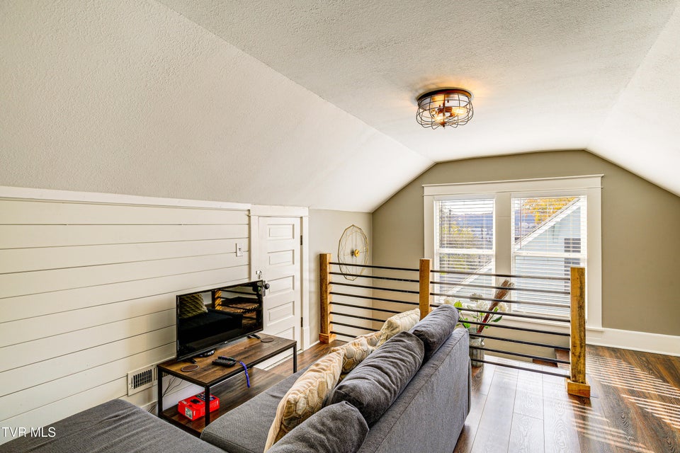 Photo #35: 909 Poplar Street