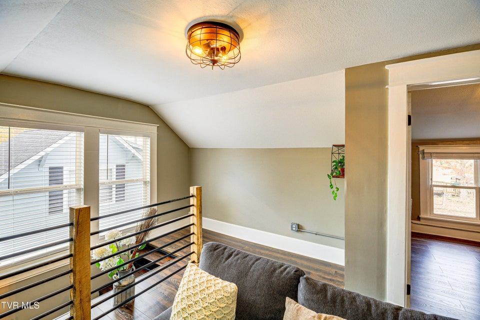 Photo #37: 909 Poplar Street