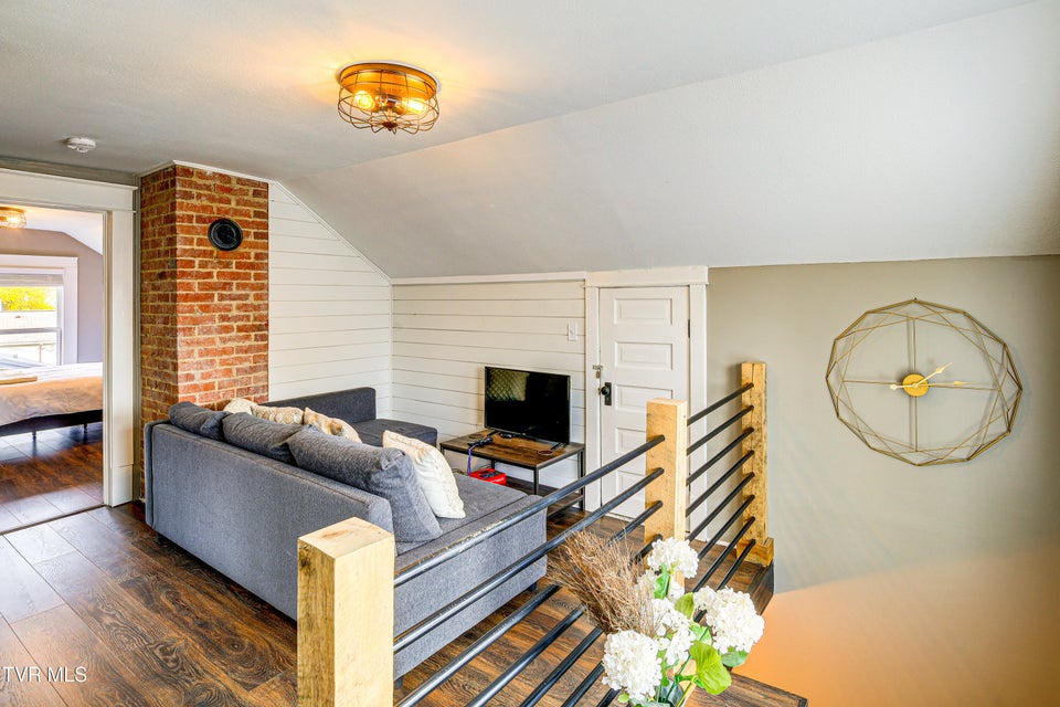 Photo #38: 909 Poplar Street