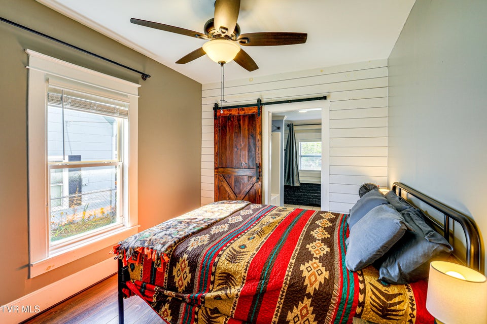 Photo #28: 909 Poplar Street