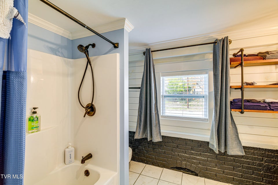 Photo #32: 909 Poplar Street