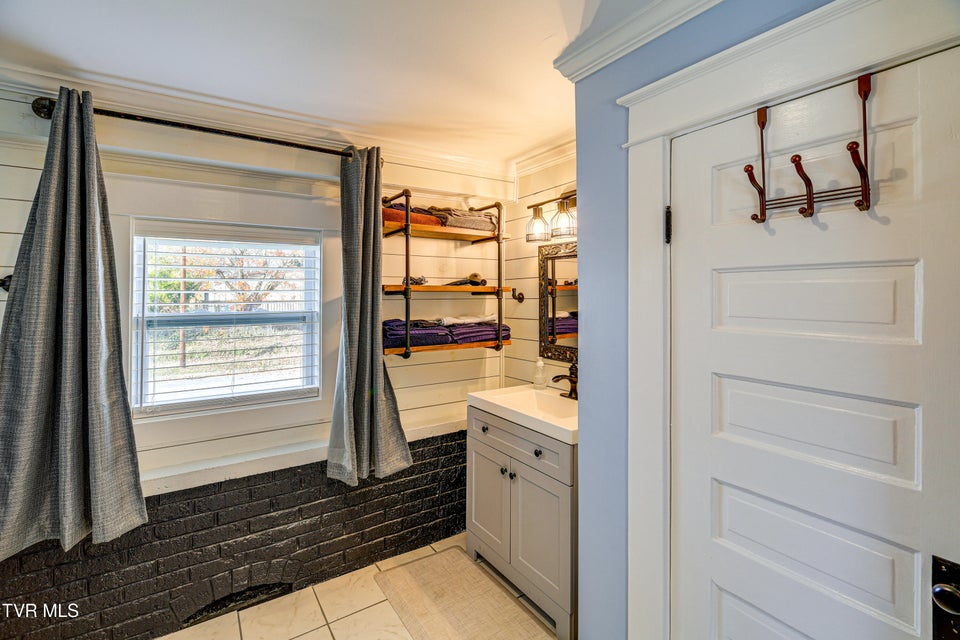 Photo #22: 909 Poplar Street