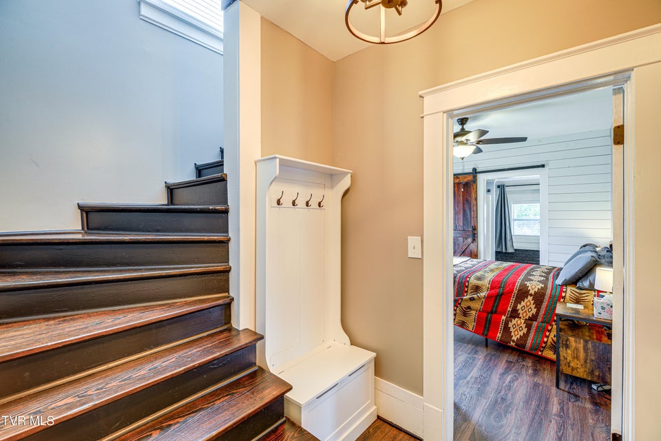 Photo #33: 909 Poplar Street