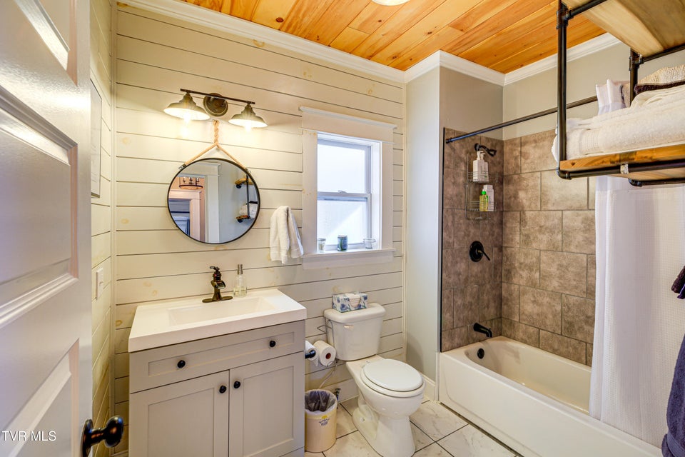 Photo #24: 909 Poplar Street