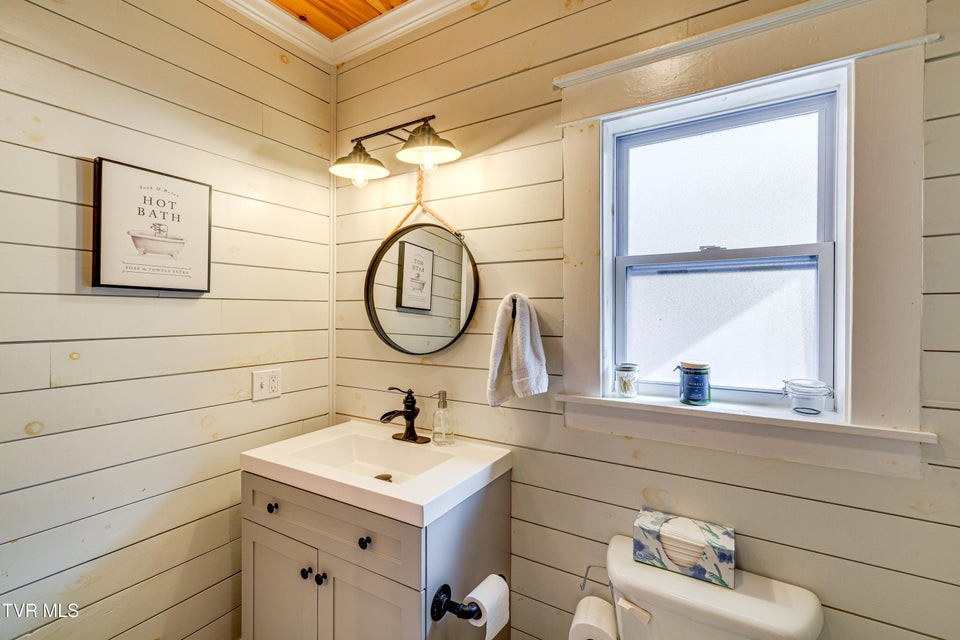 Photo #26: 909 Poplar Street