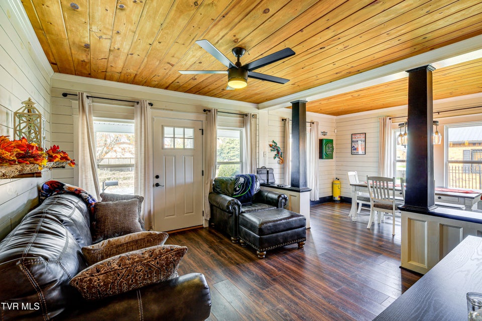 Photo #7: 909 Poplar Street