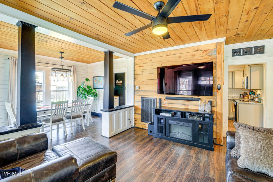 Photo #8: 909 Poplar Street