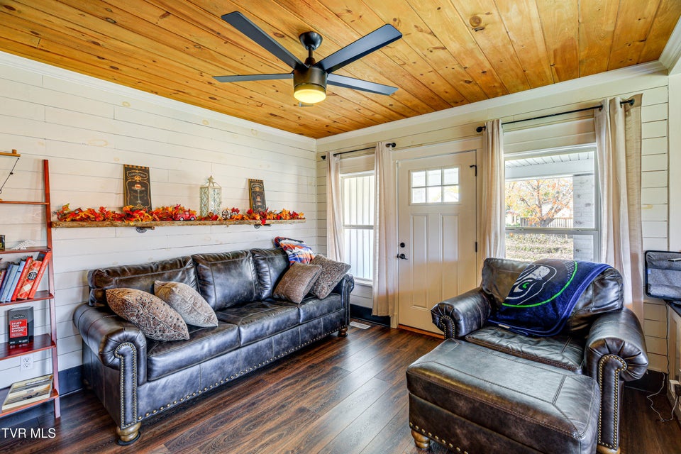 Photo #10: 909 Poplar Street