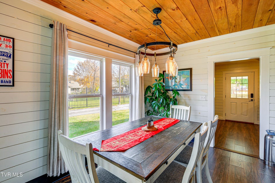 Photo #11: 909 Poplar Street