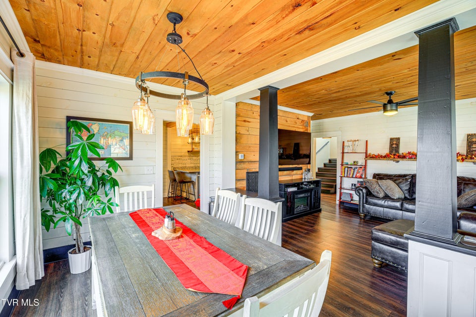 Photo #12: 909 Poplar Street