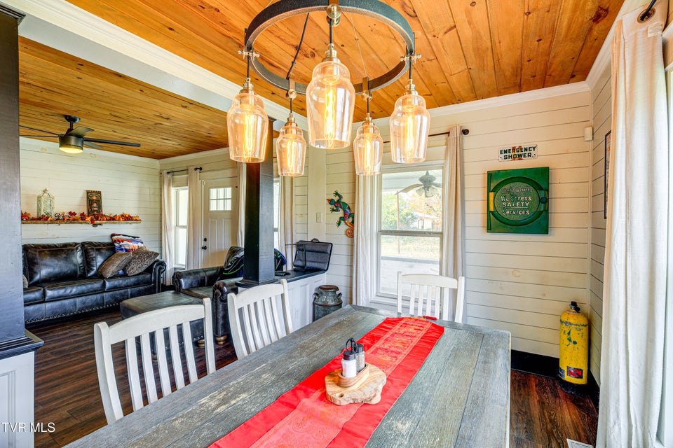 Photo #13: 909 Poplar Street