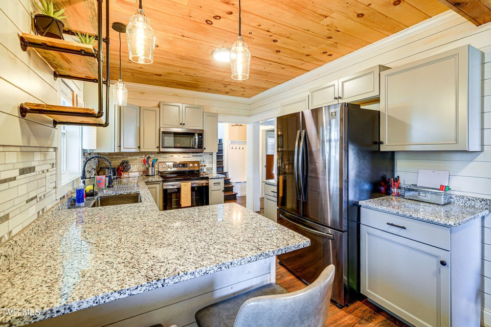 Photo #16: 909 Poplar Street