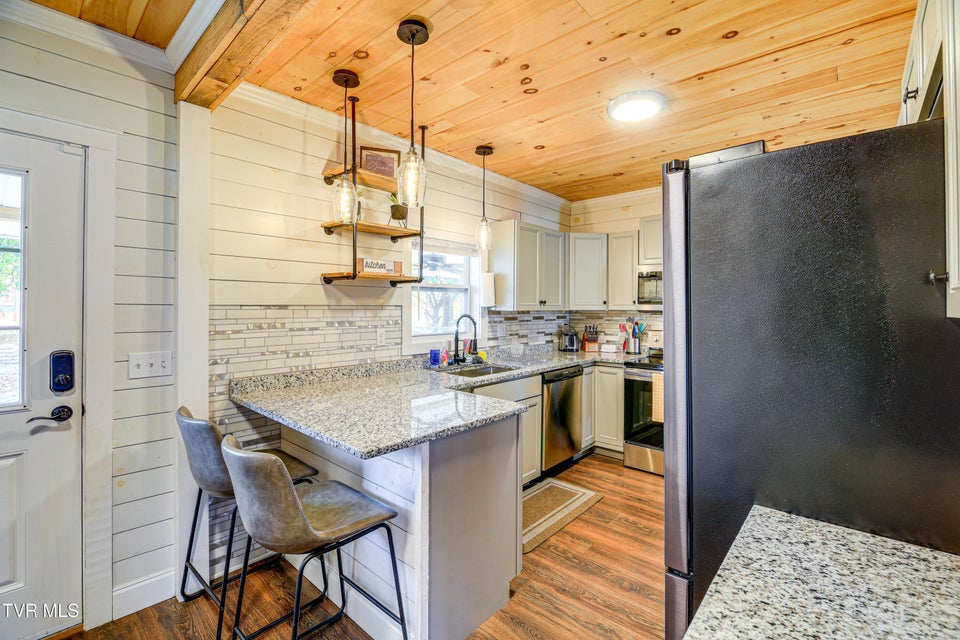 Photo #17: 909 Poplar Street