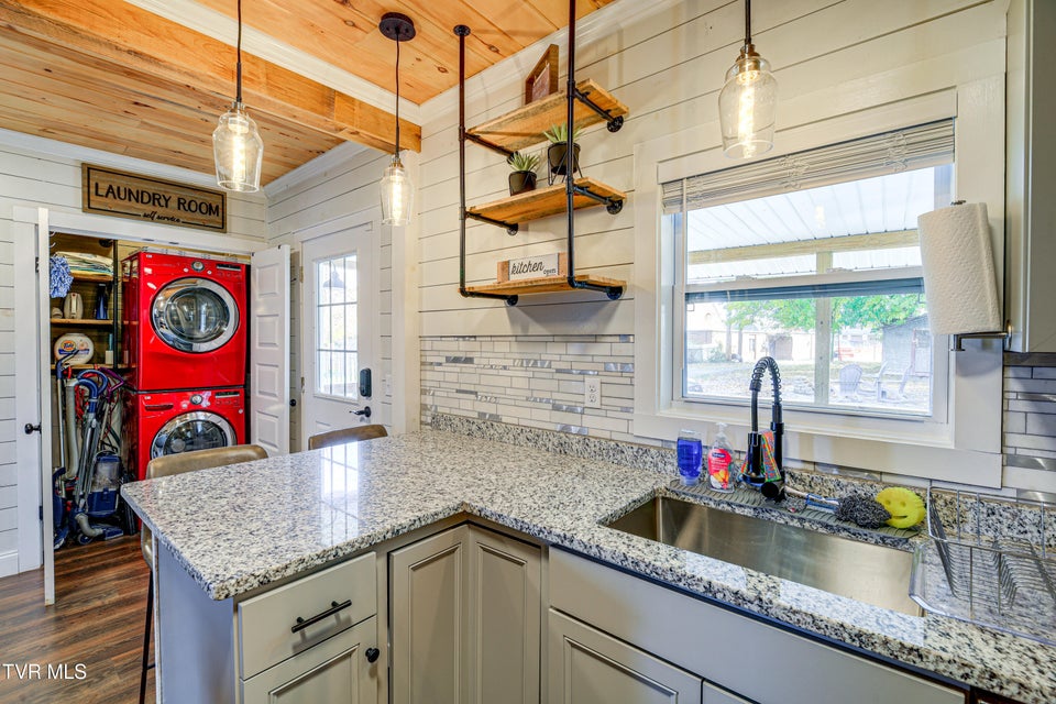 Photo #20: 909 Poplar Street