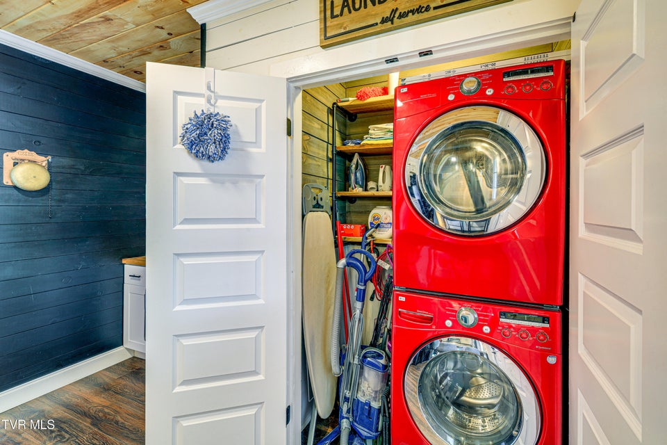 Photo #21: 909 Poplar Street