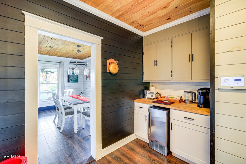 Photo #14: 909 Poplar Street