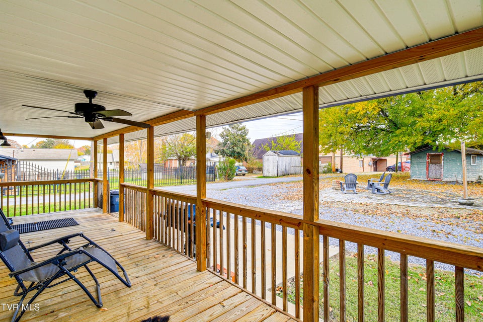 Photo #4: 909 Poplar Street