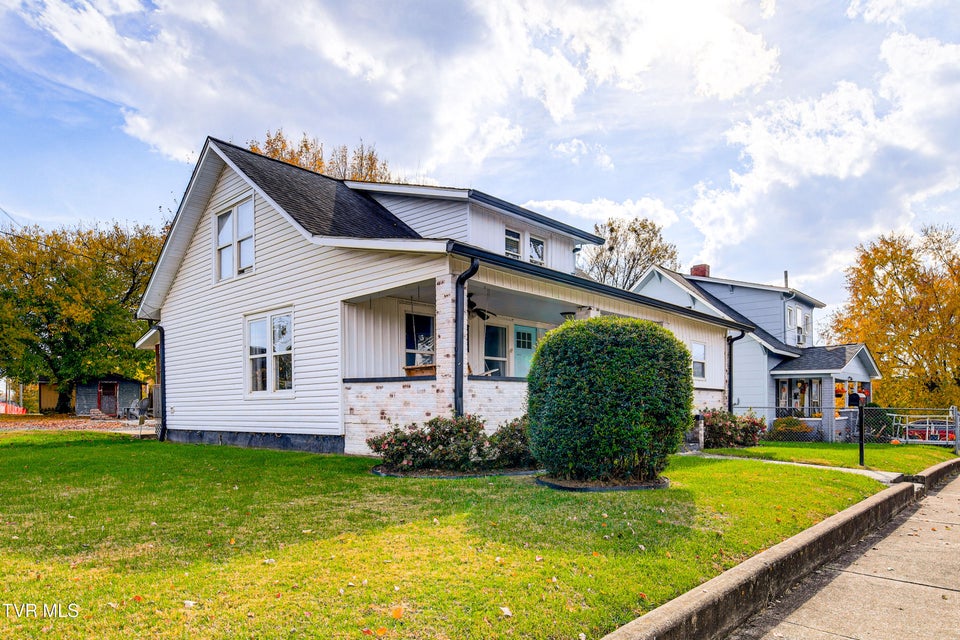 Photo #2: 909 Poplar Street