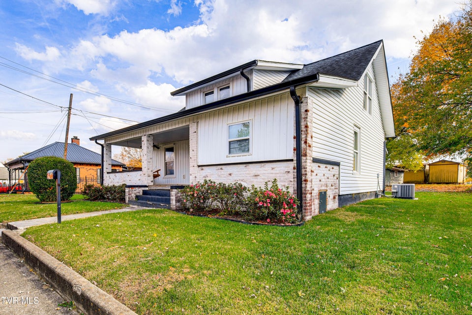 Photo #3: 909 Poplar Street