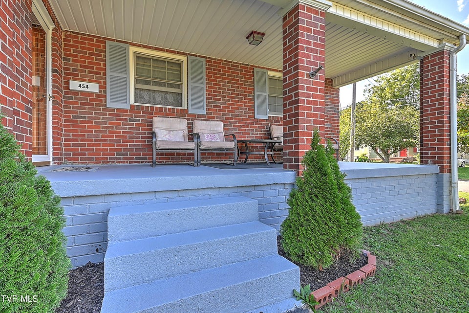 Photo #5: 454 Douglas Street