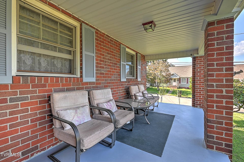 Photo #6: 454 Douglas Street