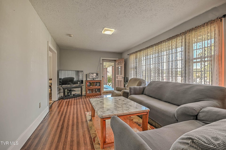 Photo #10: 454 Douglas Street