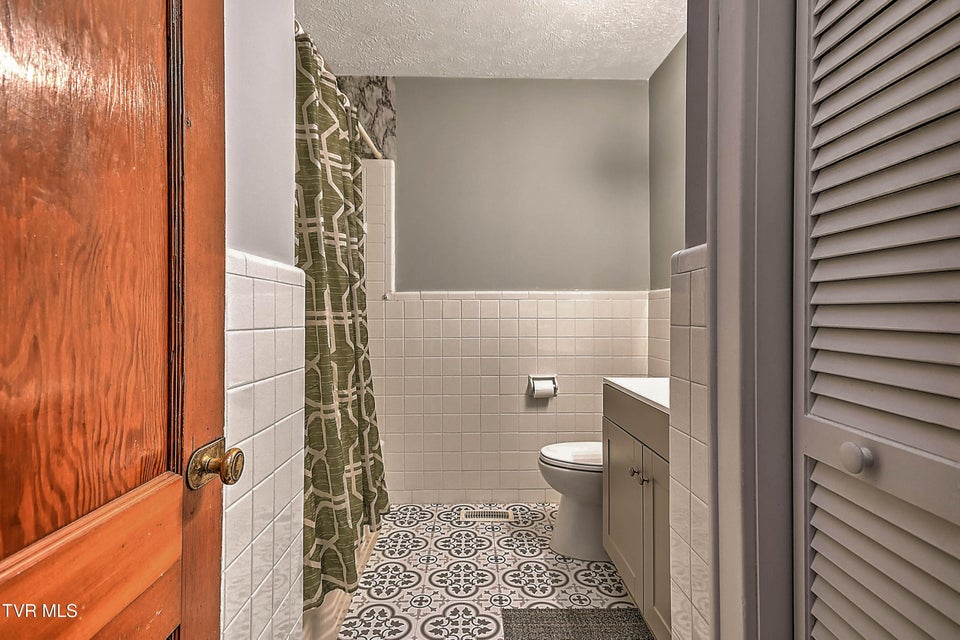 Photo #19: 454 Douglas Street