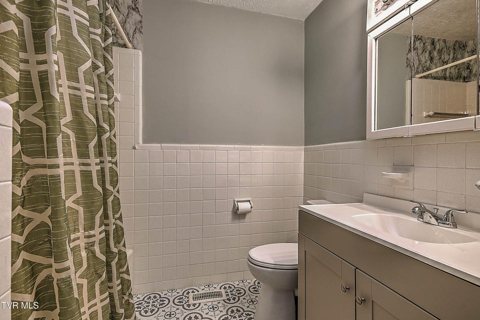 Photo #20: 454 Douglas Street