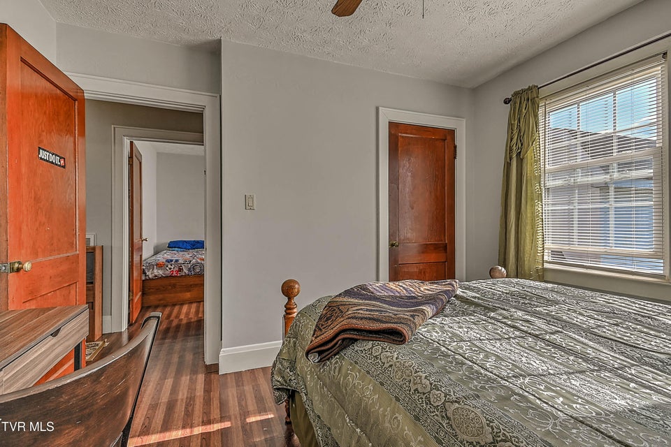 Photo #24: 454 Douglas Street