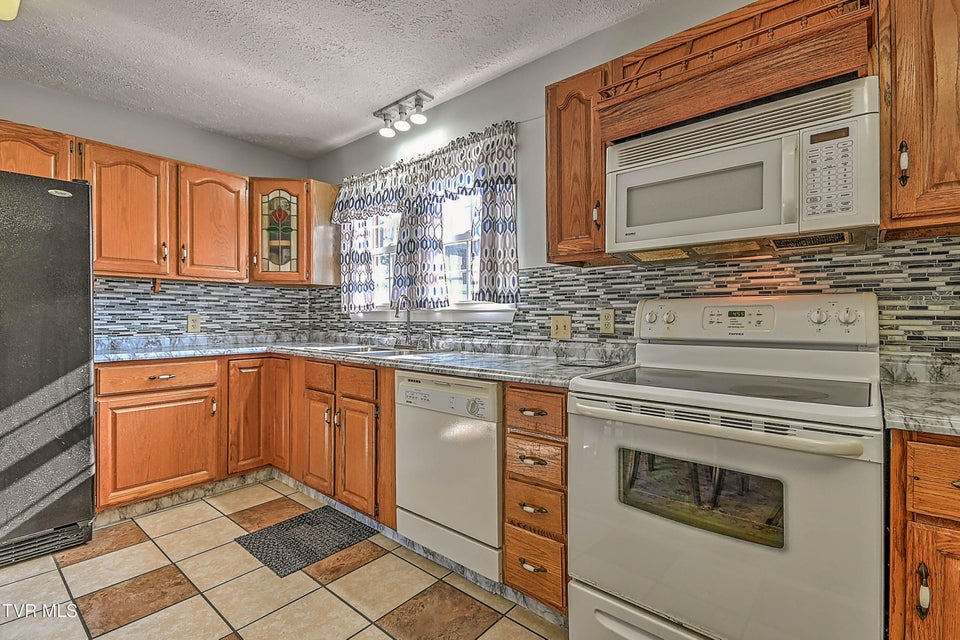 Photo #29: 454 Douglas Street