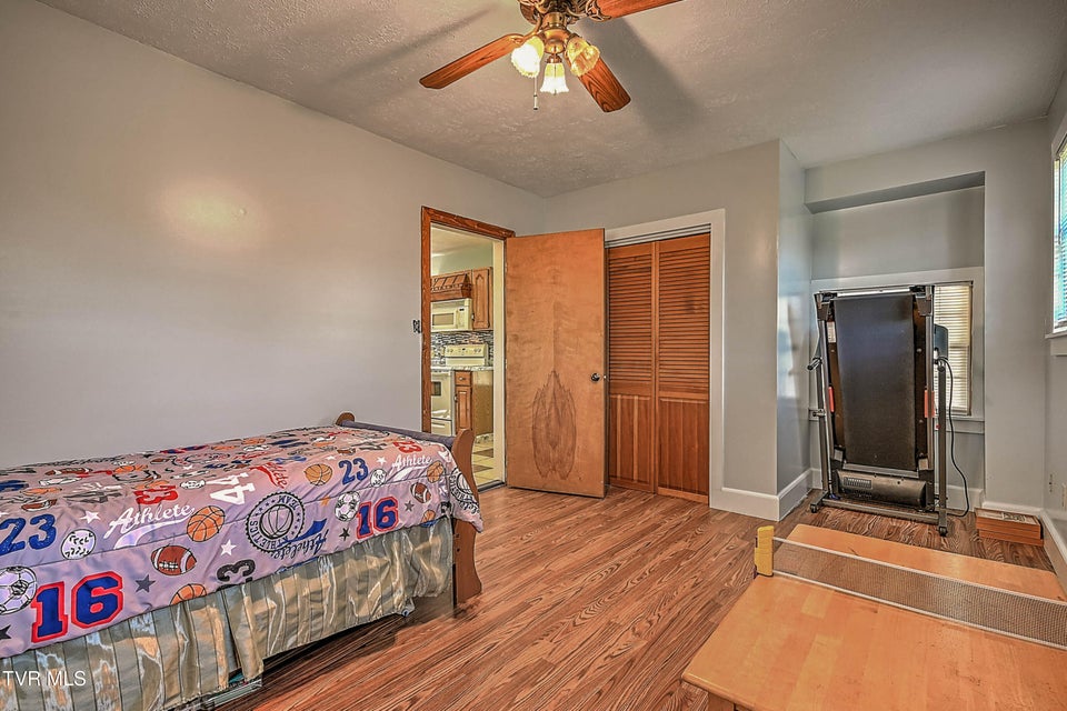 Photo #32: 454 Douglas Street