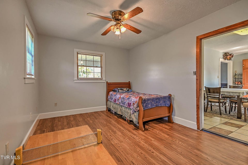 Photo #33: 454 Douglas Street