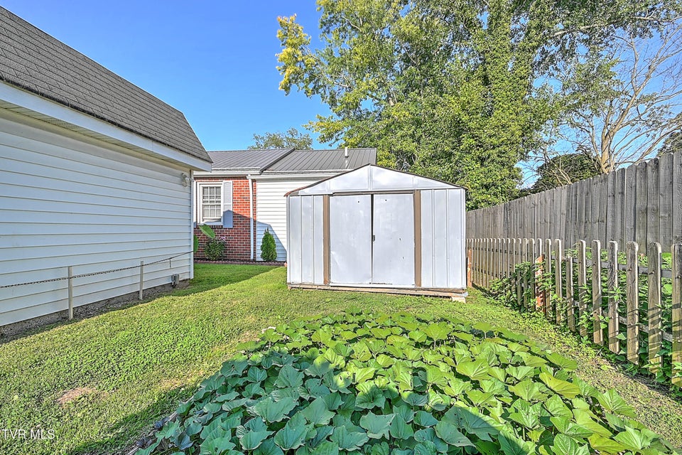 Photo #36: 454 Douglas Street