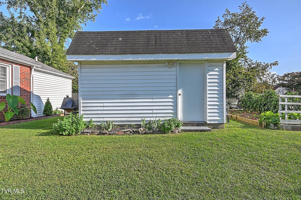 Photo #37: 454 Douglas Street