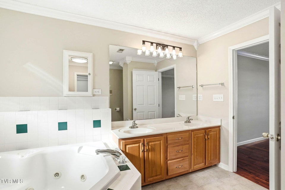 Photo #24: 3914 Leaf Point