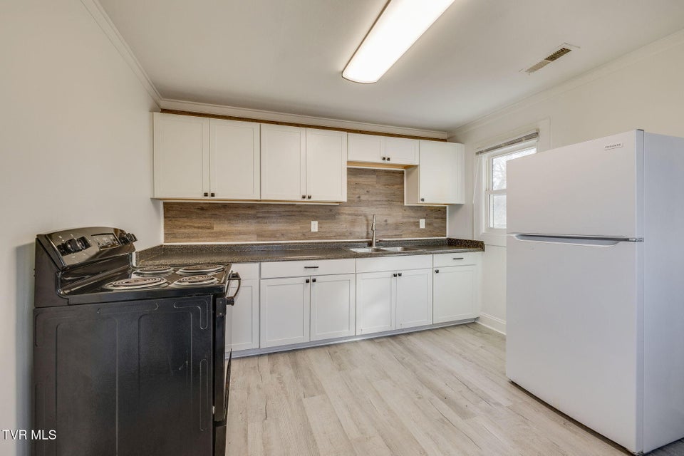 Photo #8: 507 Robinson Drive