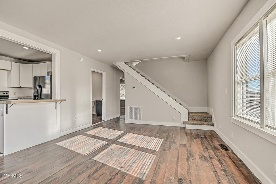 Photo #5: 488 Virgil Avenue