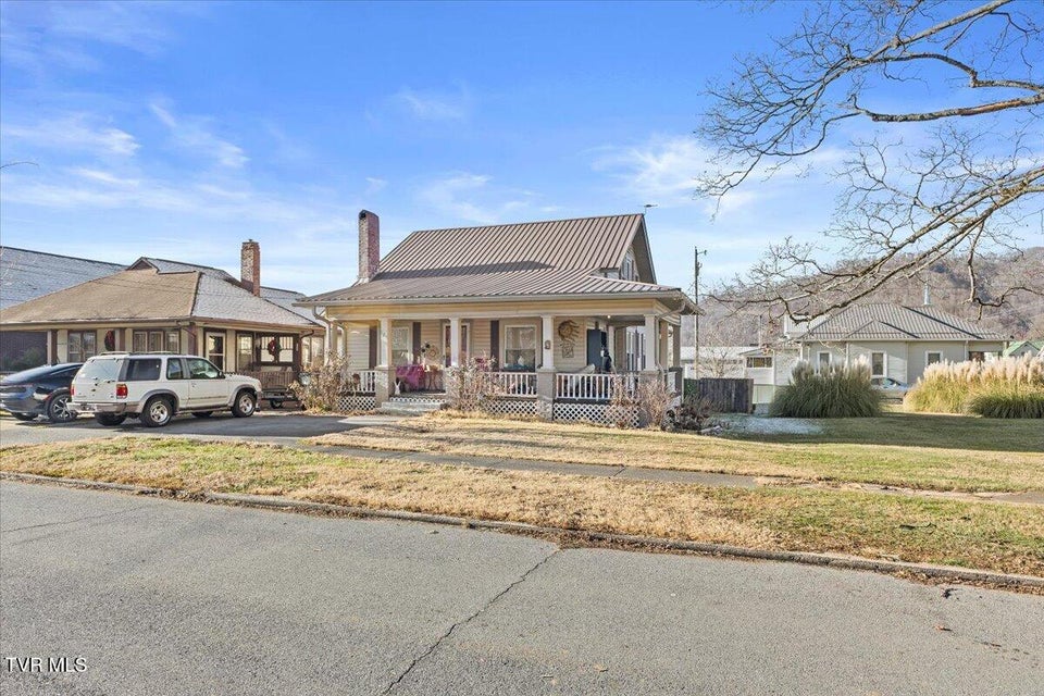 Photo #4: 123 Willow Avenue