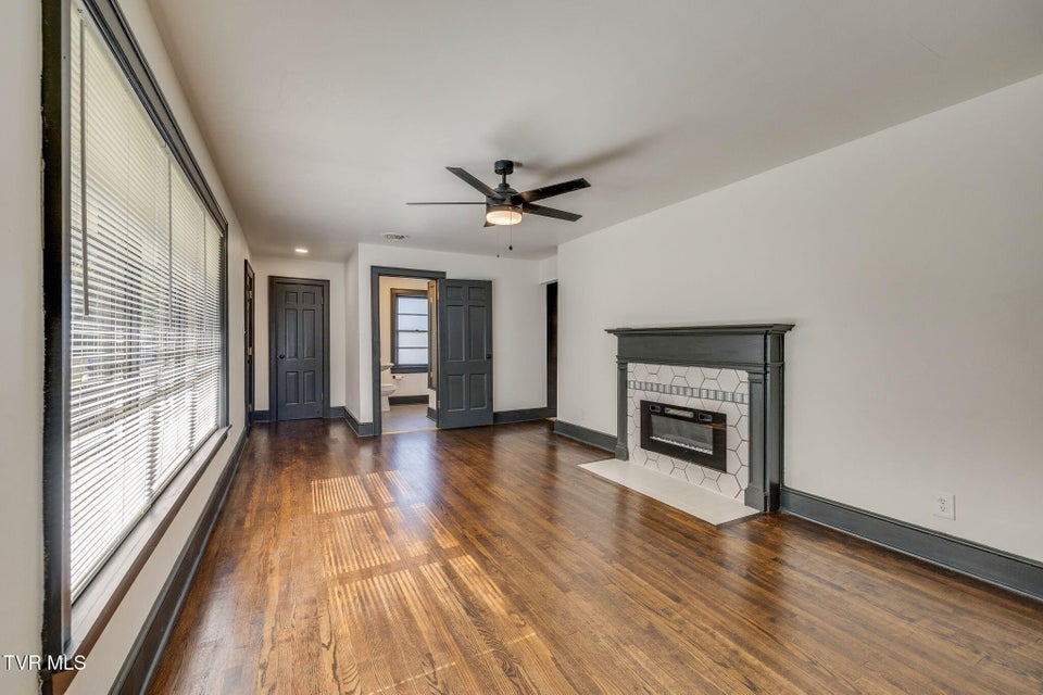 Photo #4: 837 E State Street