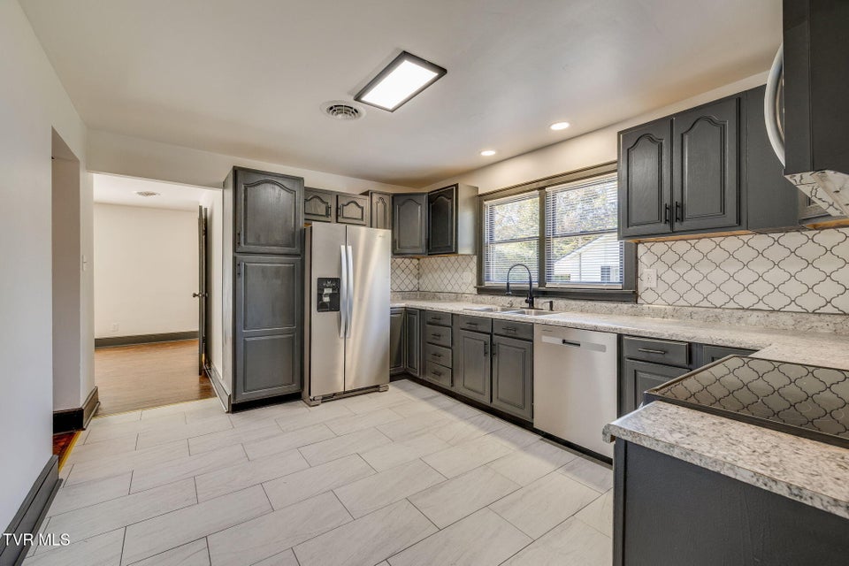 Photo #7: 837 E State Street