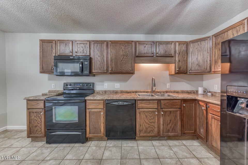 Photo #12: 121 Bilco Street